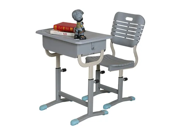 What are the characteristics of qualified students' desks and chairs?